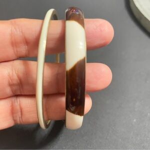 VINTAGE STACKING 2 SET BROWN CREAM LUCITE BRASS BANGLE BRACELETS 70S STYLE